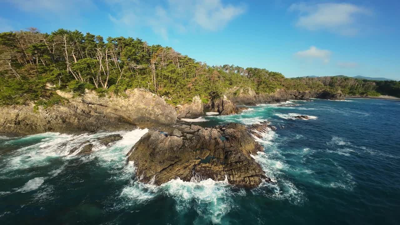 快速FPV无人机沿着迷人的北日本海岸线和海滩飞行视频素材