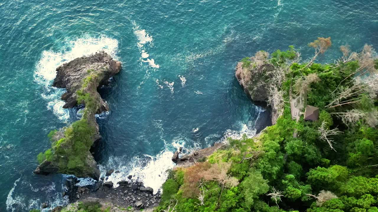 慢镜头俯瞰岩石北日本海岸线部分视频下载