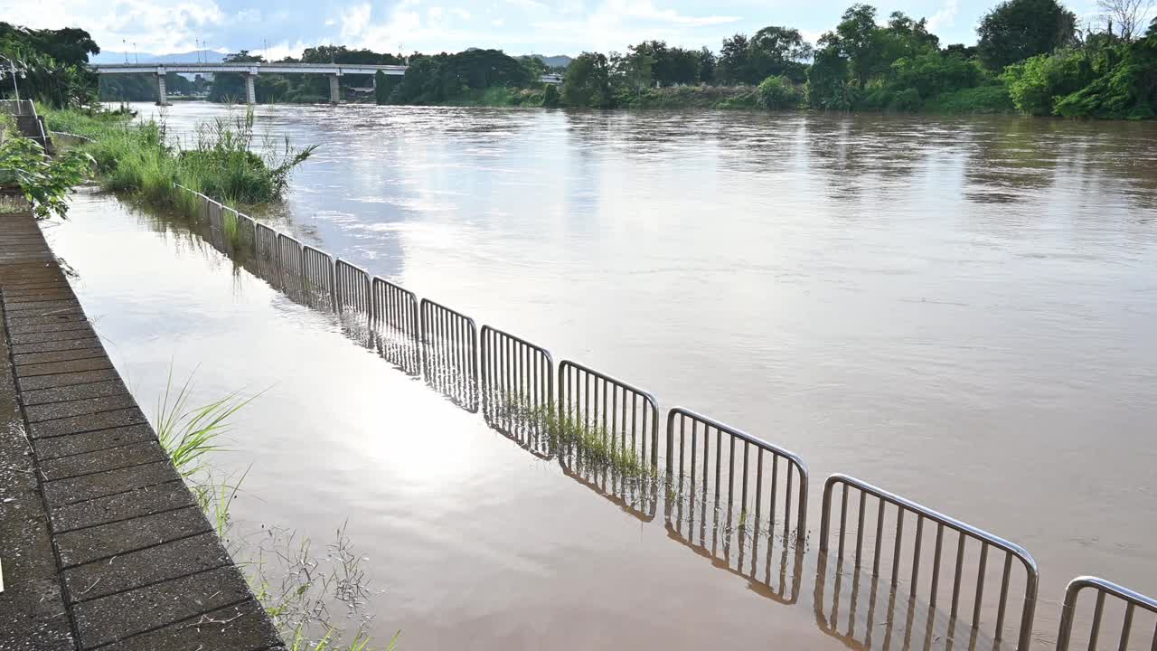 泰国清莱省湄Kok河在雨季期间淹没了人行道。视频下载