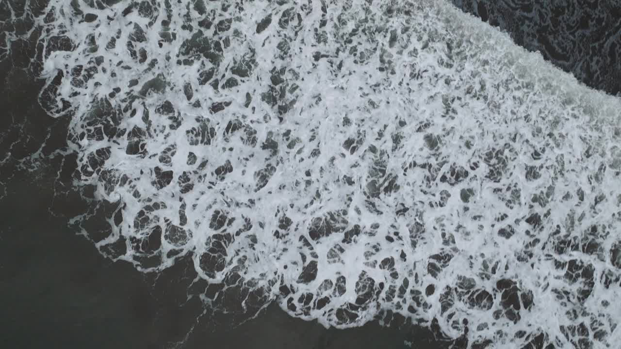 俯视图的海浪，泡沫和溅在海洋，印度尼西亚，巴厘岛视频下载