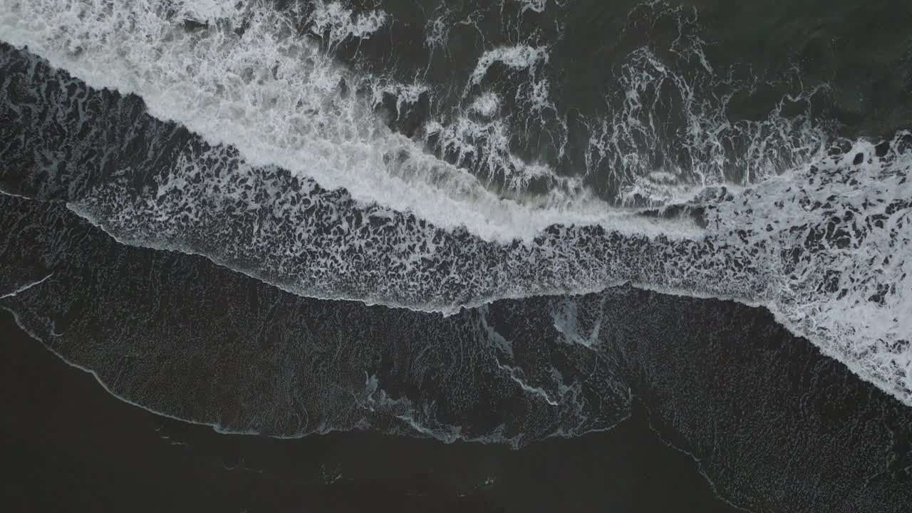 俯视图的海浪，泡沫和溅在海洋，印度尼西亚，巴厘岛视频下载