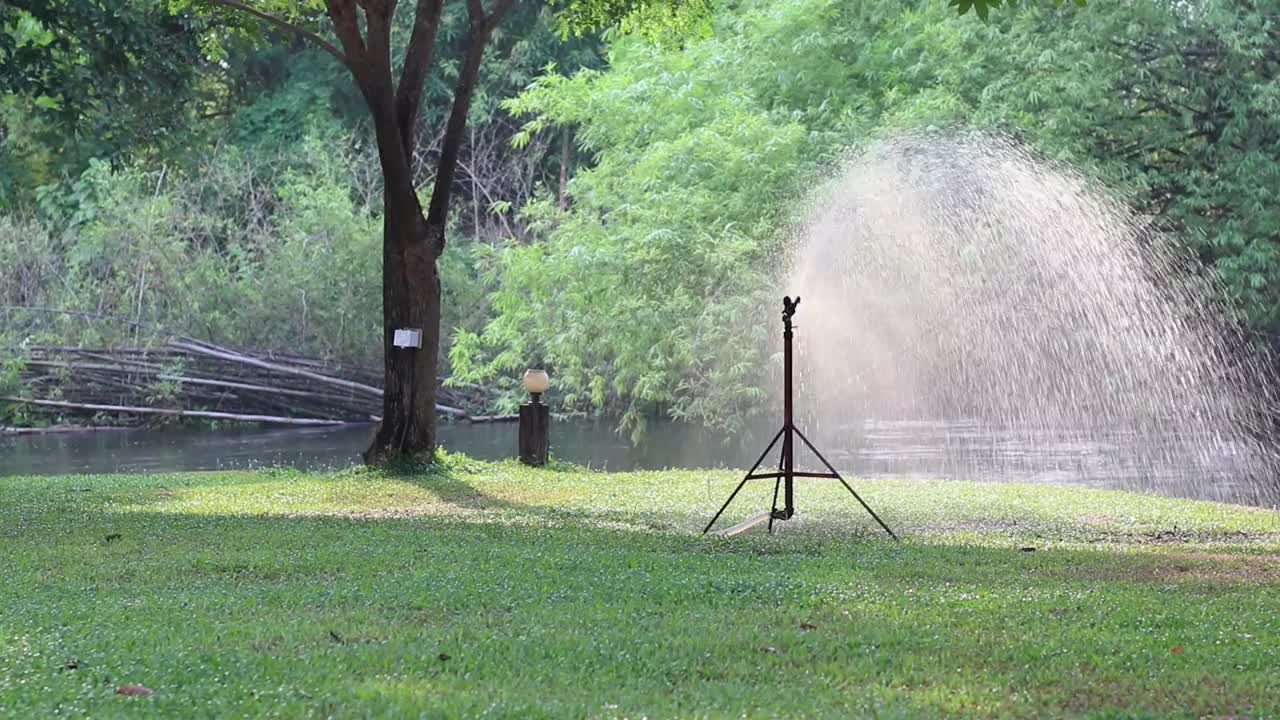 草坪洒水器，用于绿草、草甸、草地，夏季室外花园洒水。视频素材