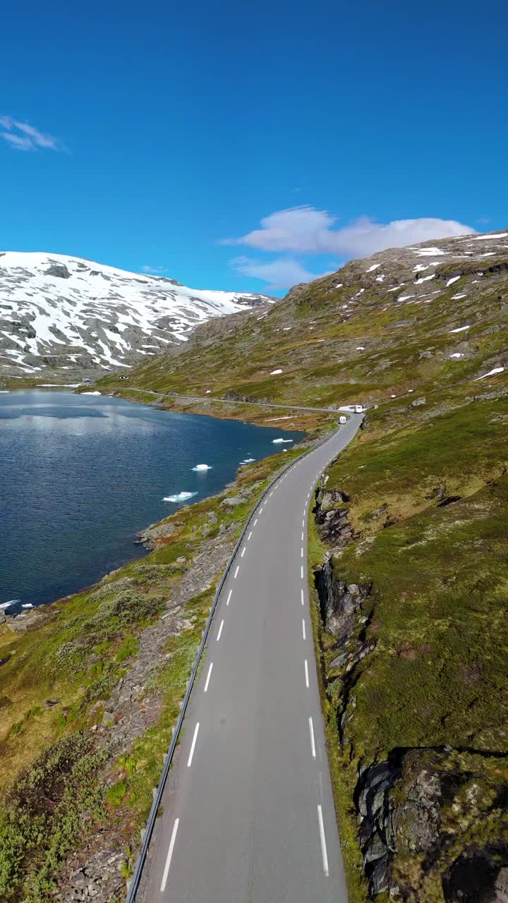 风景秀丽的山路蜿蜒在挪威美丽的盖朗格风景如画的湖边视频素材