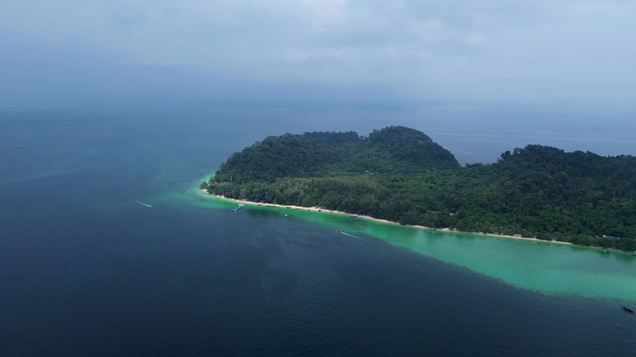 鸟瞰Koh Kradan岛南侧，沿着海滩和山脉景观的珊瑚礁，泰国中视频下载