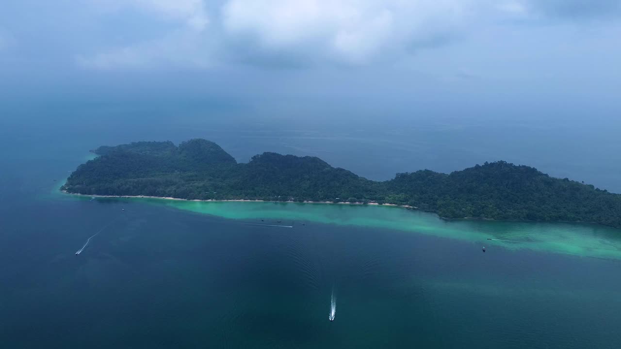 鸟瞰Koh Kradan岛南侧，沿着海滩和山脉景观的珊瑚礁，泰国中视频下载