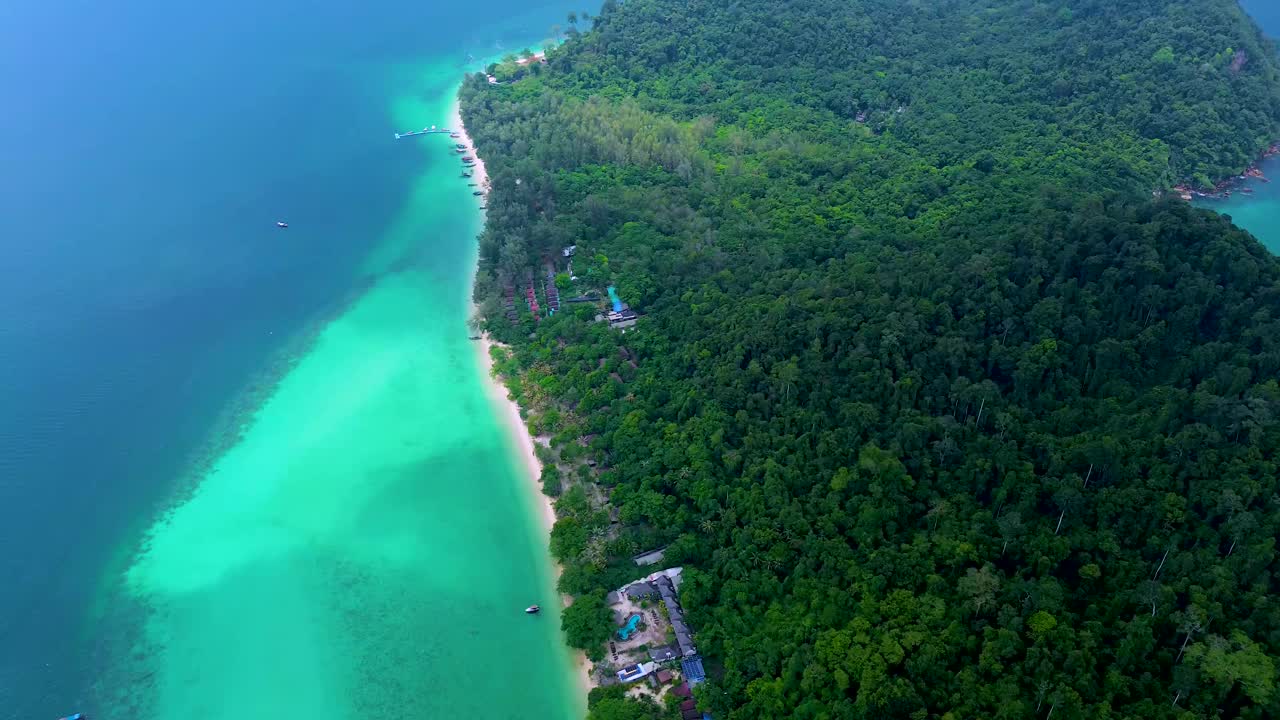 鸟瞰Koh Kradan岛西侧，沿着海滩和山脉景观的珊瑚礁，泰国中岛视频下载