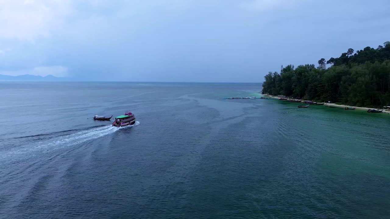 大型游船在安达曼海驶向泰国的克拉丹岛视频下载