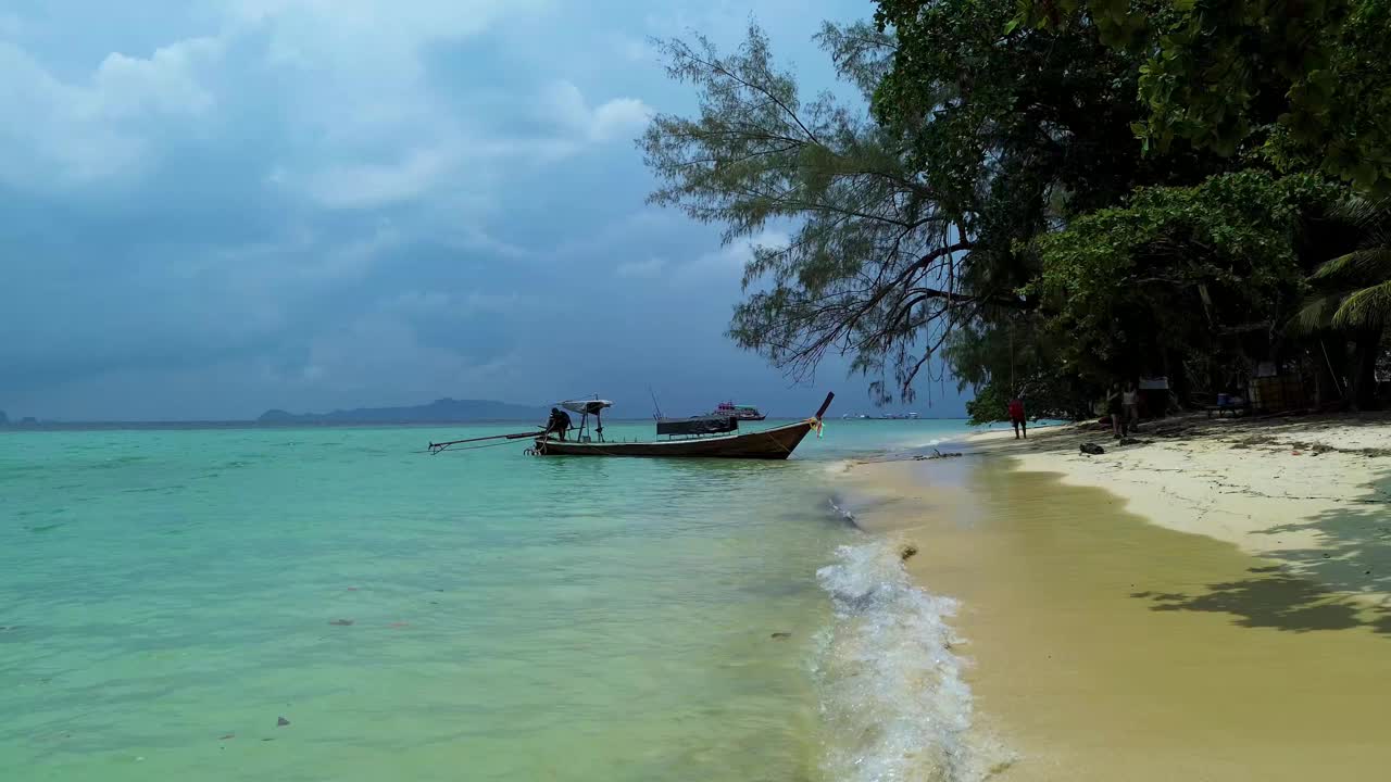 在泰国的Koh Kradan海滩上停泊的长尾船的航拍放大视图。视频下载