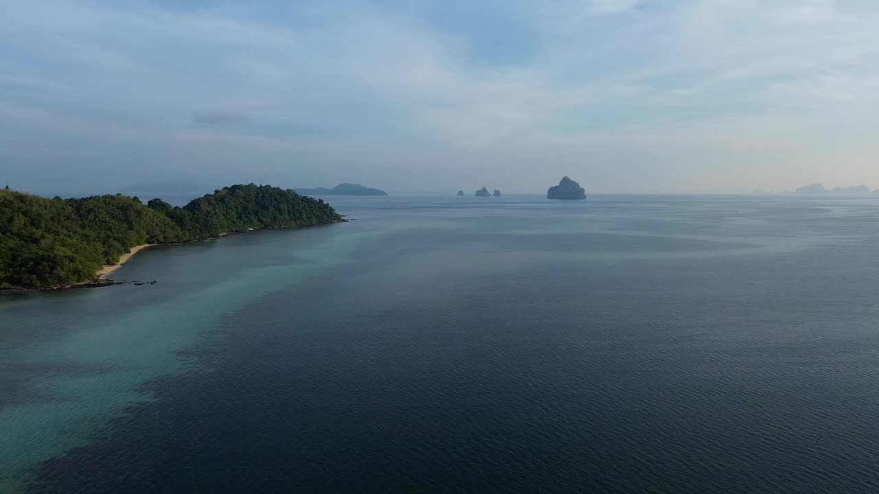 鸟瞰Koh Kradan岛的西部海滩，沿着海滩和山脉景观的珊瑚礁，泰国中视频下载