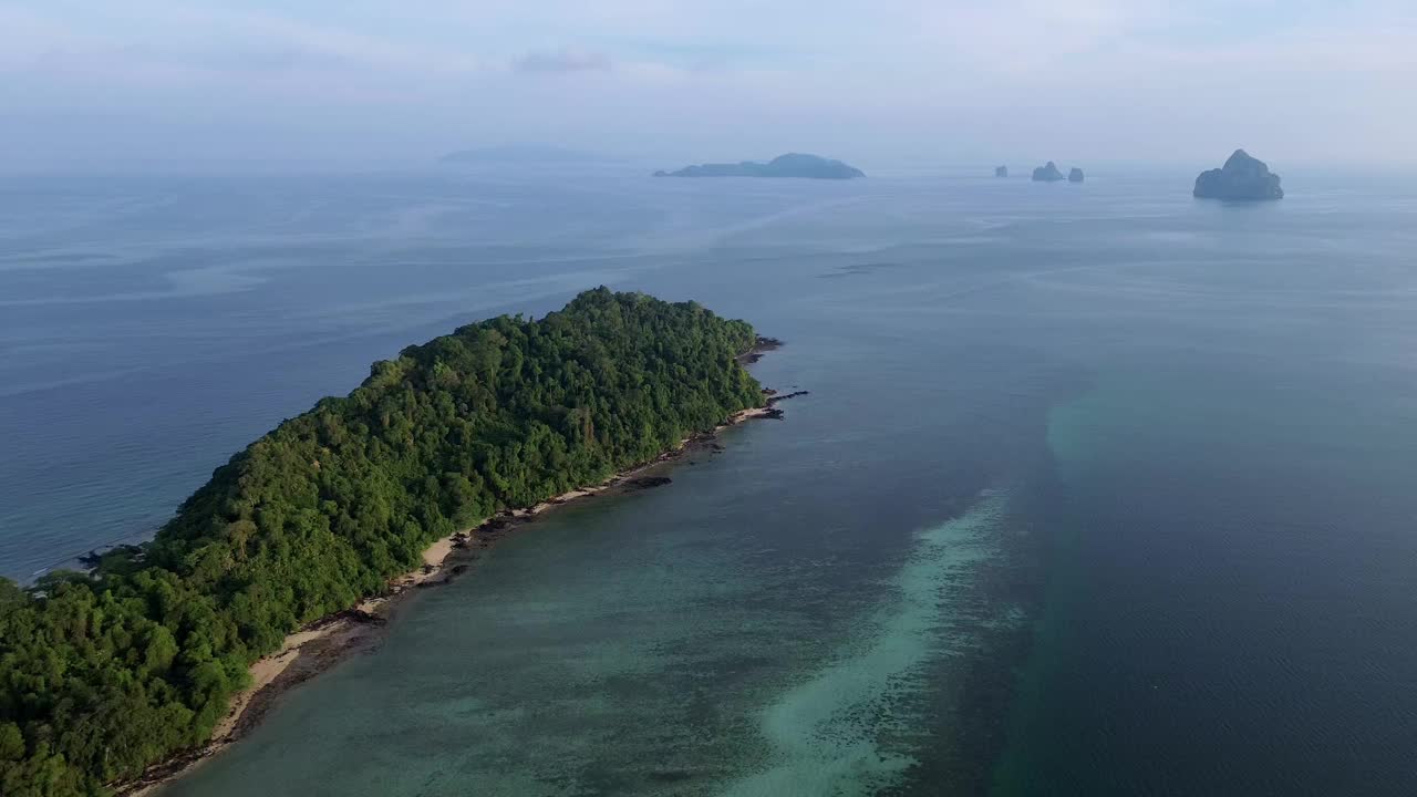 鸟瞰Koh Kradan岛的西部海滩，沿着海滩和山脉景观的珊瑚礁，泰国中视频下载