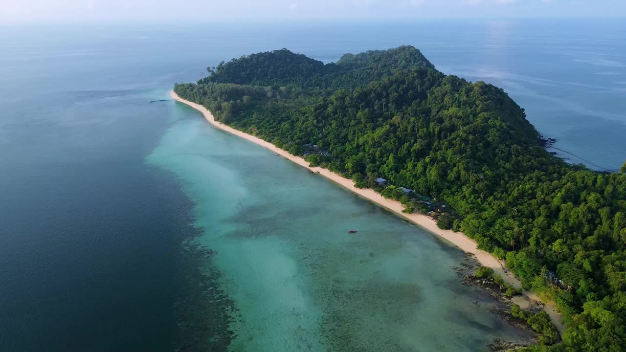 鸟瞰Koh Kradan岛的西部海滩，沿着海滩和山脉景观的珊瑚礁，泰国中视频下载