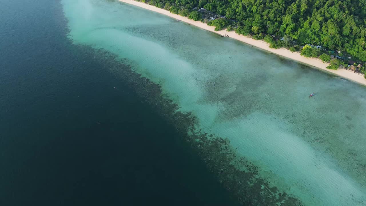 鸟瞰Koh Kradan岛的西部海滩，沿着海滩和山脉景观的珊瑚礁，泰国中视频下载