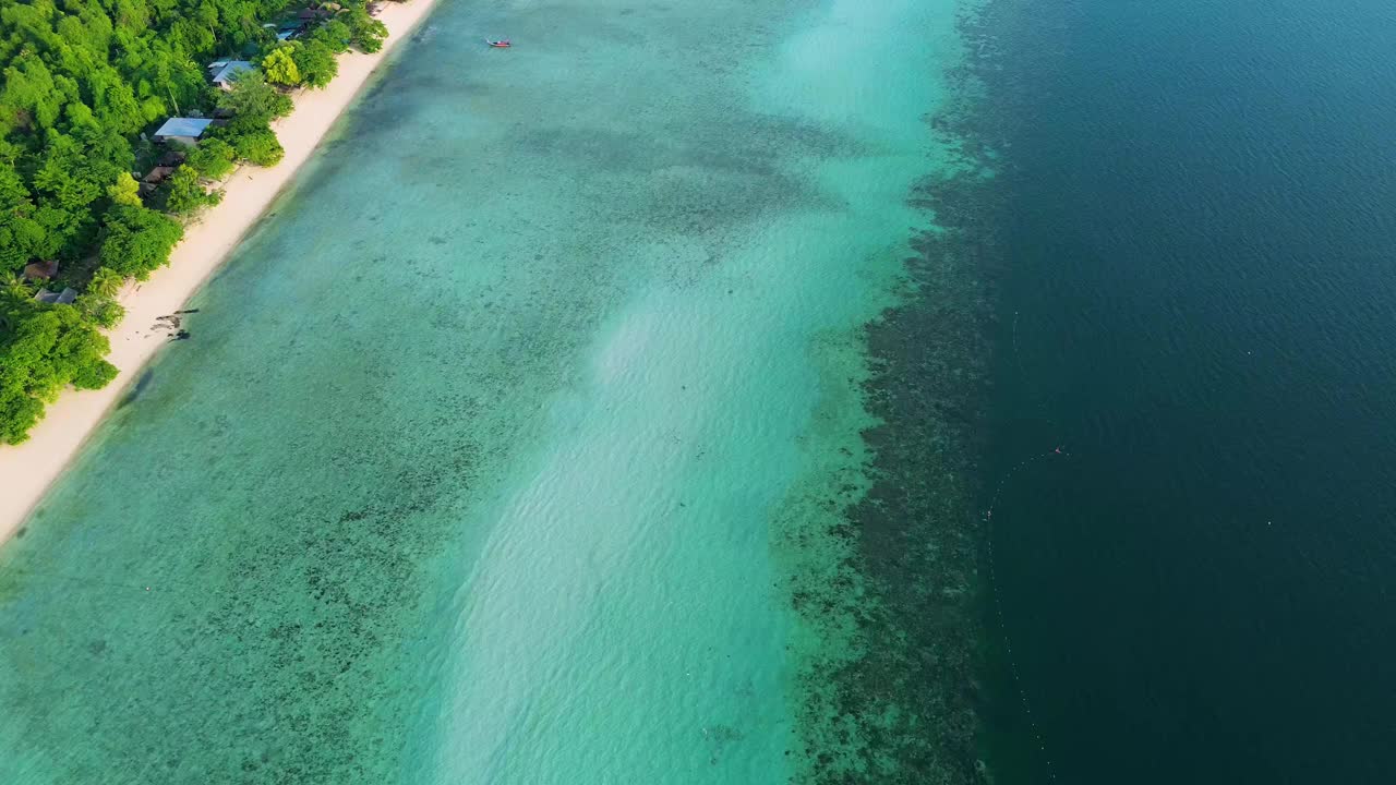 鸟瞰泰国Koh Kradan Trang海滩，海水清澈，礁石可见视频下载