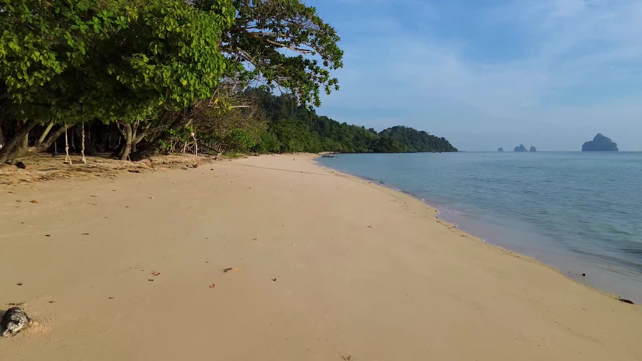 鸟瞰沿着白色沙滩旅行的Koh Kradan, Trang，泰国视频下载