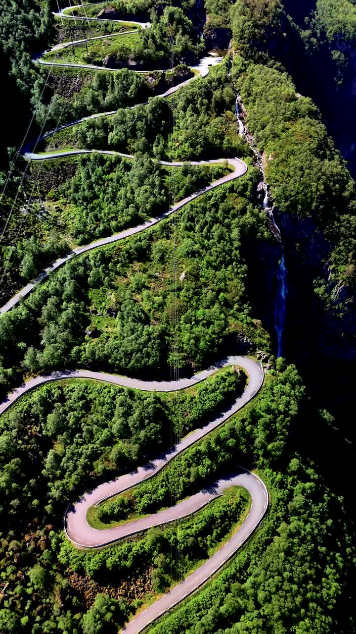 山路蜿蜒穿过挪威令人惊叹的美丽风景，在吕瑟峡湾视频素材