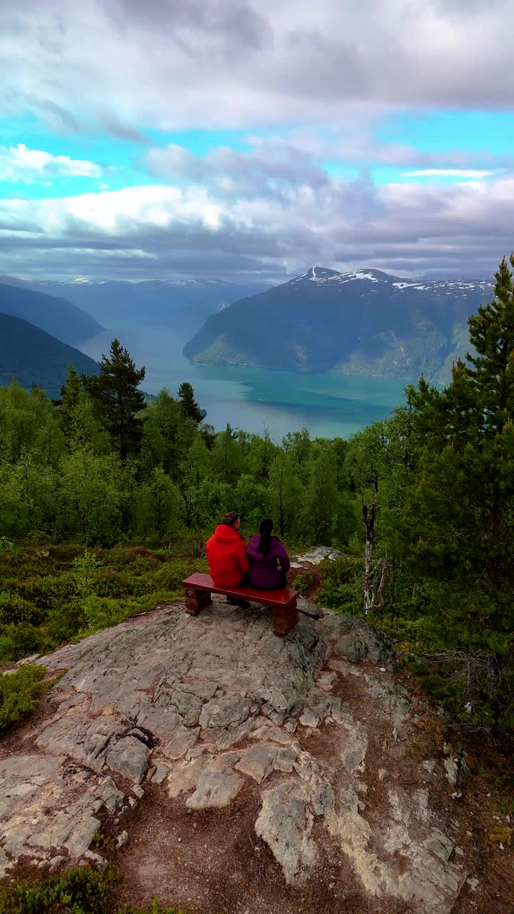 夫妇陶醉在莫登山的壮丽景色，挪威峡湾的景色视频素材