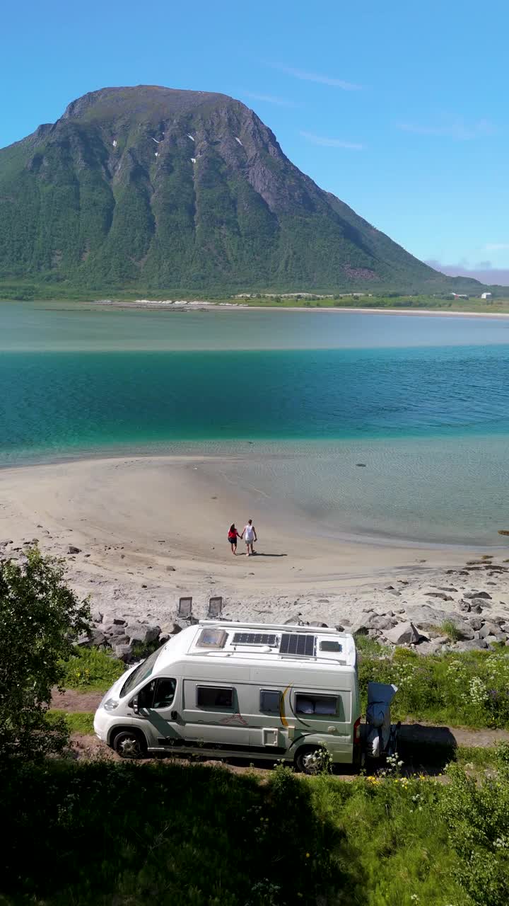 露营车在罗弗敦的海滩与山的背景，同时参观挪威的美丽视频素材