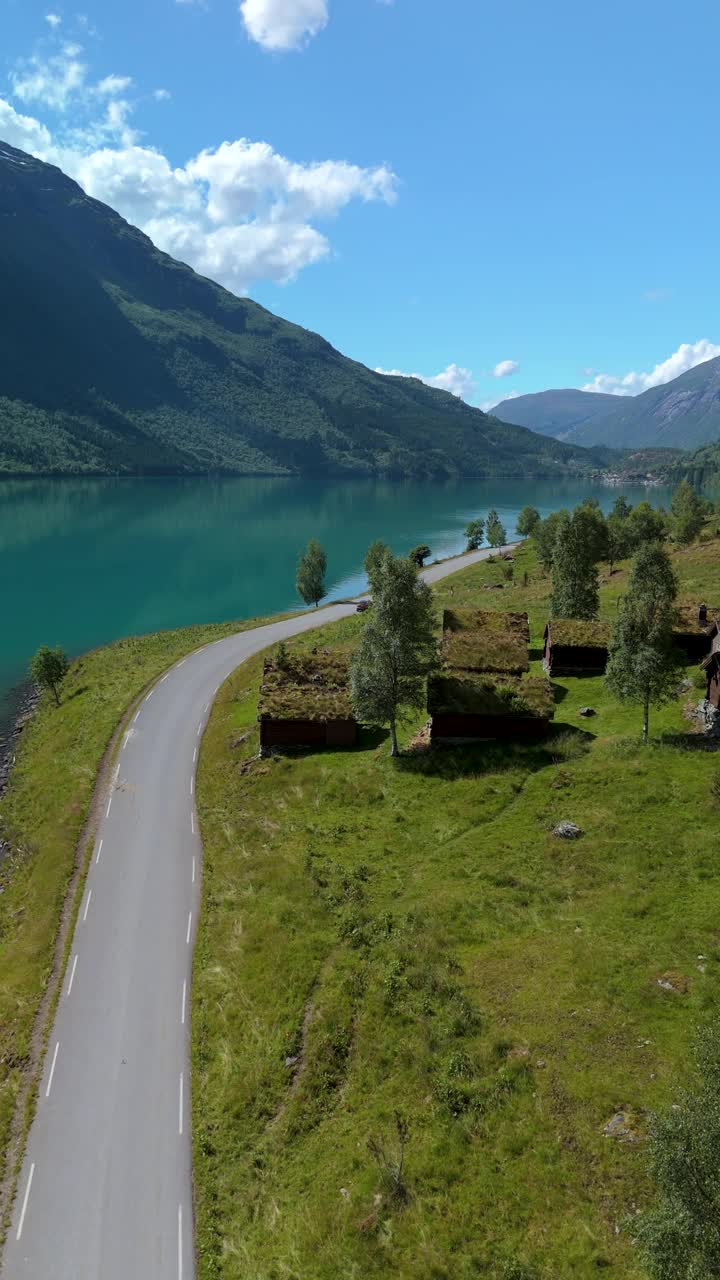 探索挪威宁静的风景，拥有迷人的山脉和湖泊景观，靠近洛瓦内特视频素材