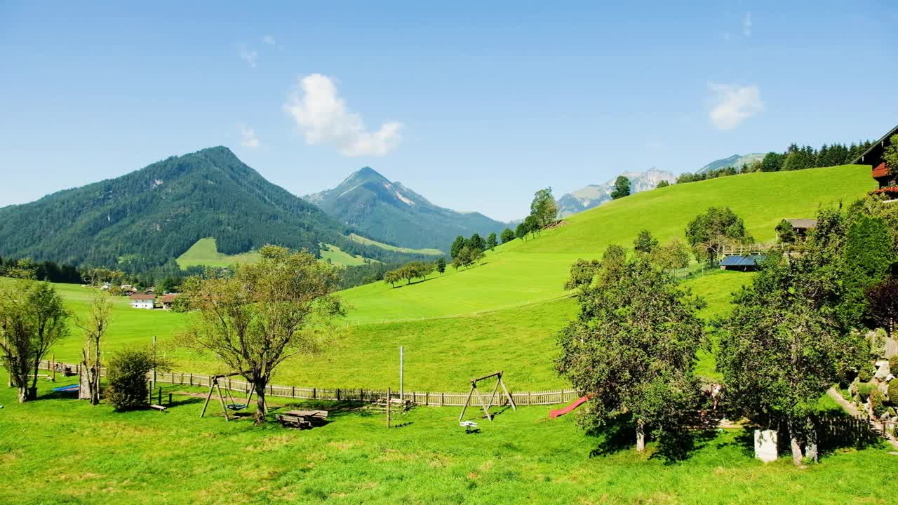 奥地利蒂罗尔Kufstein附近的Hinterthiersee山脉和草地视频下载