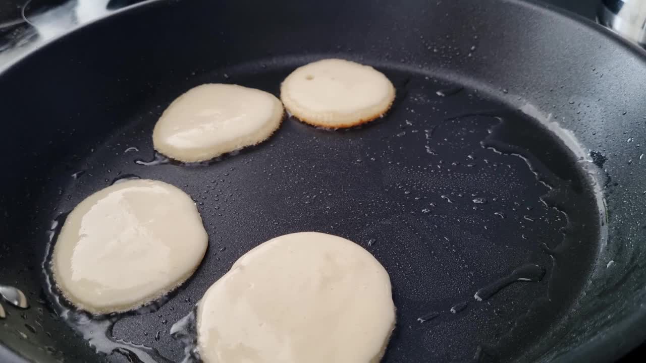 自制煎饼在不粘锅烹饪美味的早餐视频下载