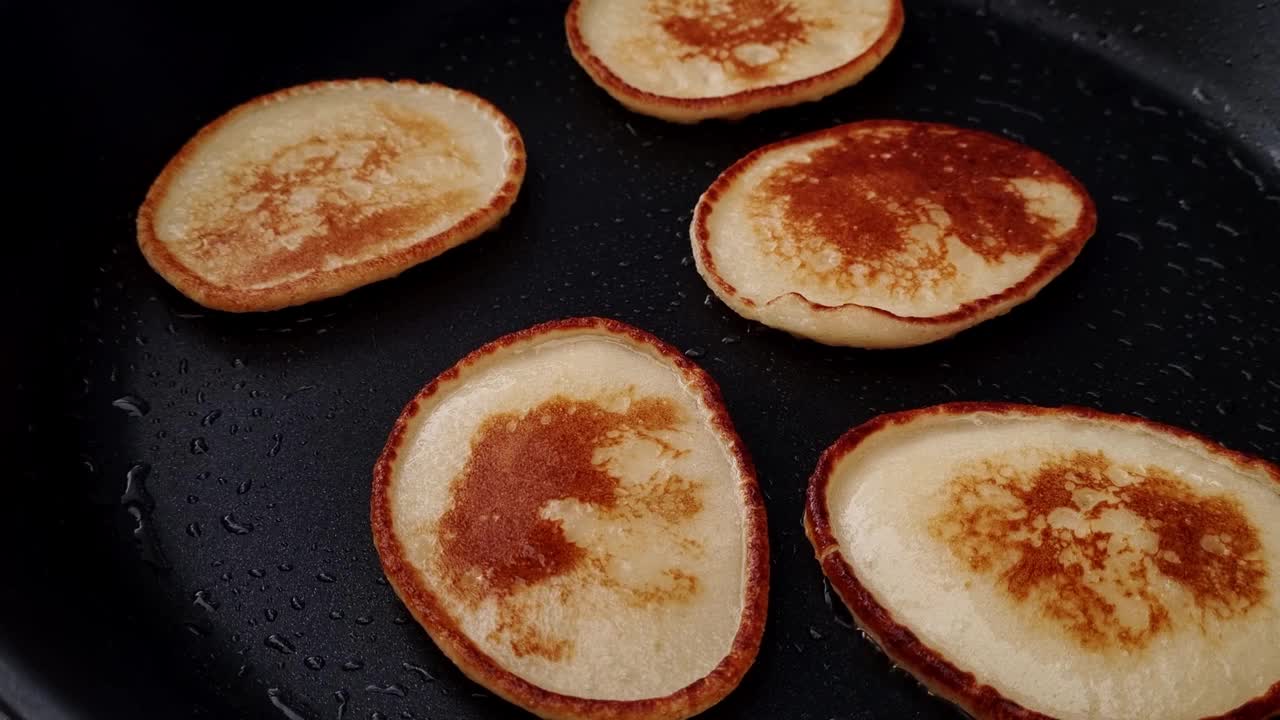 美味的自制煎饼在煎锅烹饪-完美的早餐或早午餐视频下载