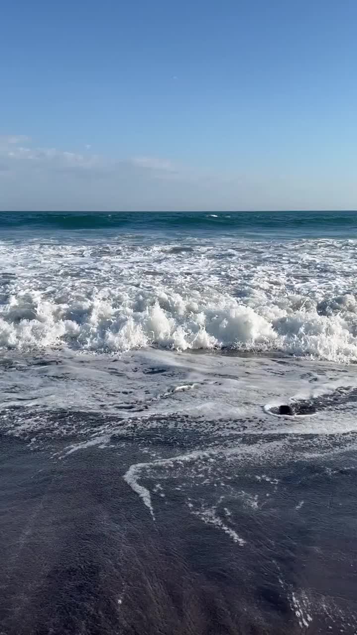 黑色沙滩上的海浪视频素材