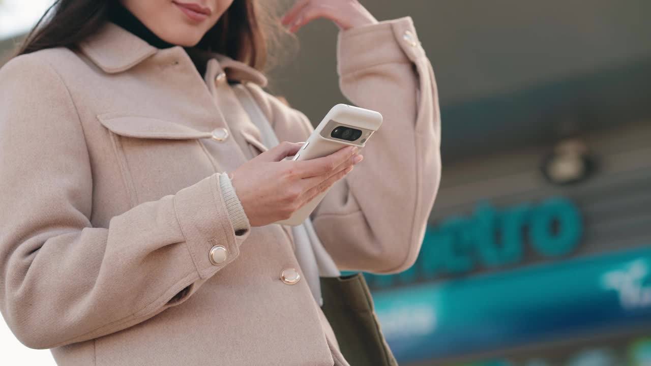 在地铁站用智能手机在线购票视频素材