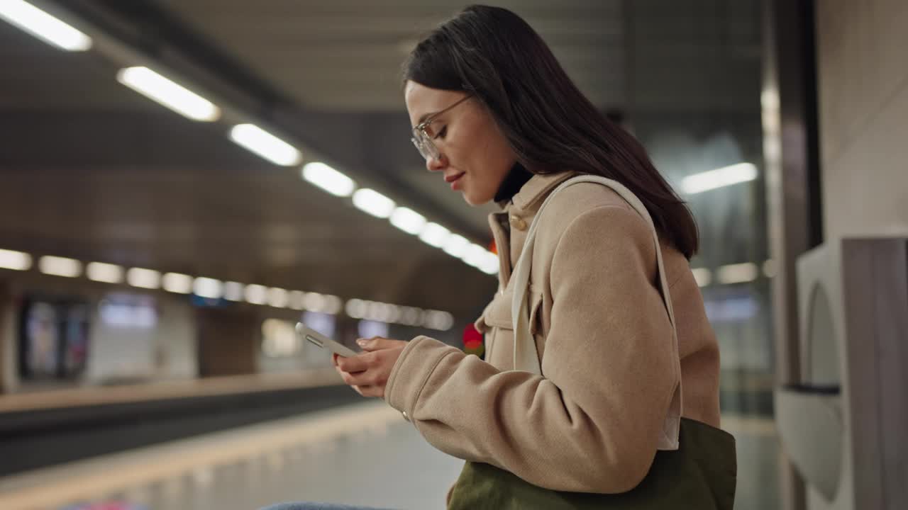 一名女子在等地铁时使用智能手机视频素材