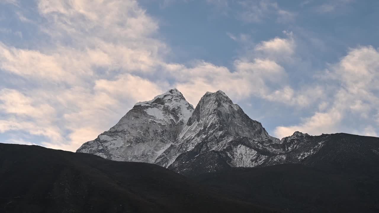 尼泊尔Dingboche村拍摄的ama Dablam山(6812米)日出前的画面。视频下载