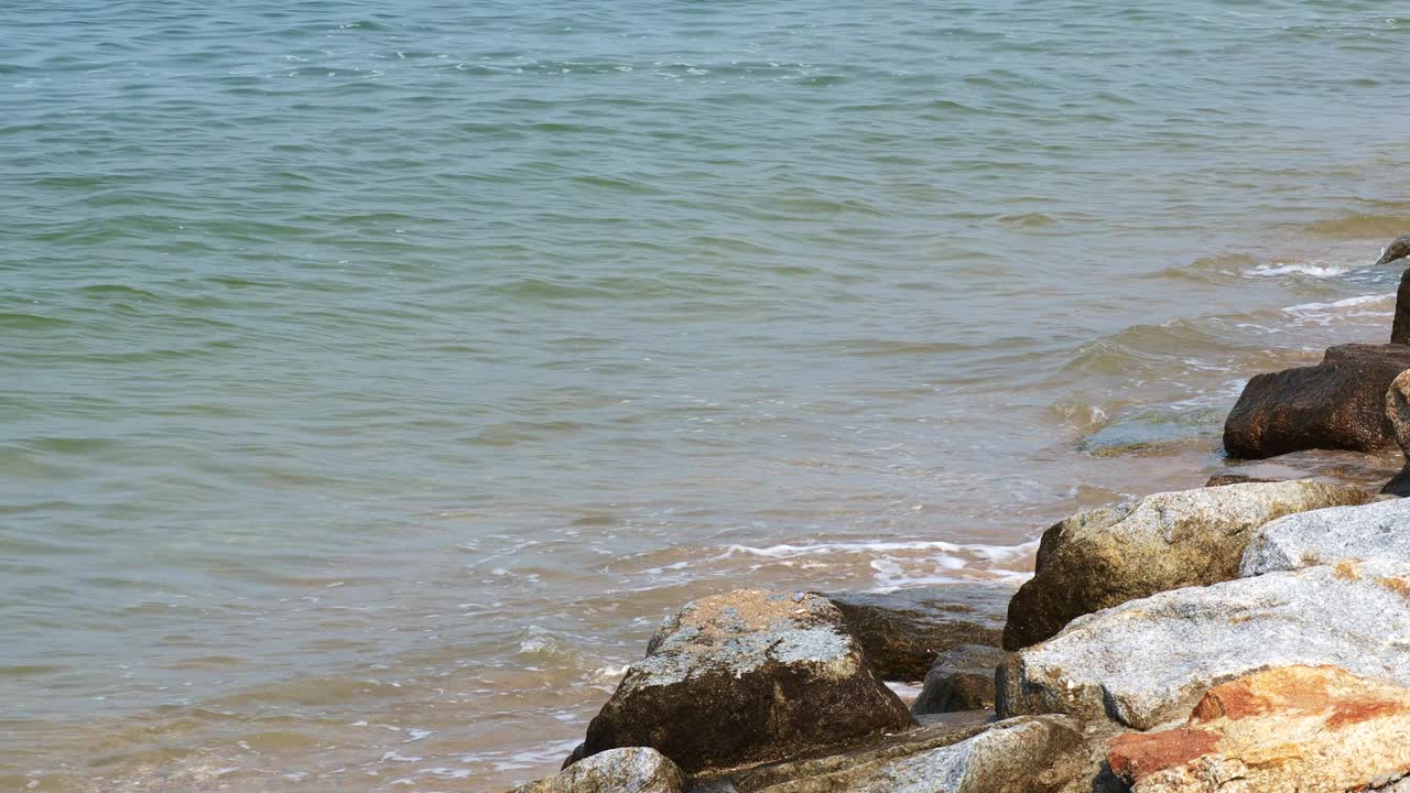 海边的沙滩海水泡沫透明的金黄色沙滩。风景宜人的风景视频下载