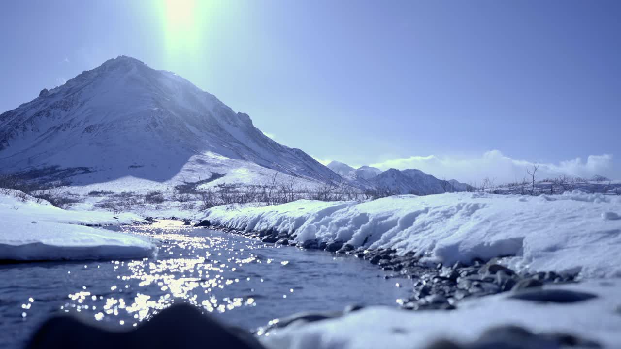 在宁静的国家公园里，河流在雪景中流动的封锁风景-阿拉斯加的德纳里国家公园视频下载