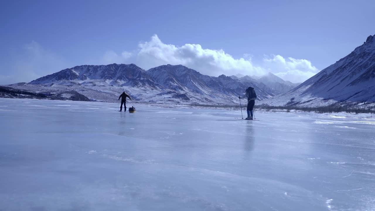 人们在国家公园的雪山上滑雪的锁定镜头-阿拉斯加的德纳里国家公园视频下载