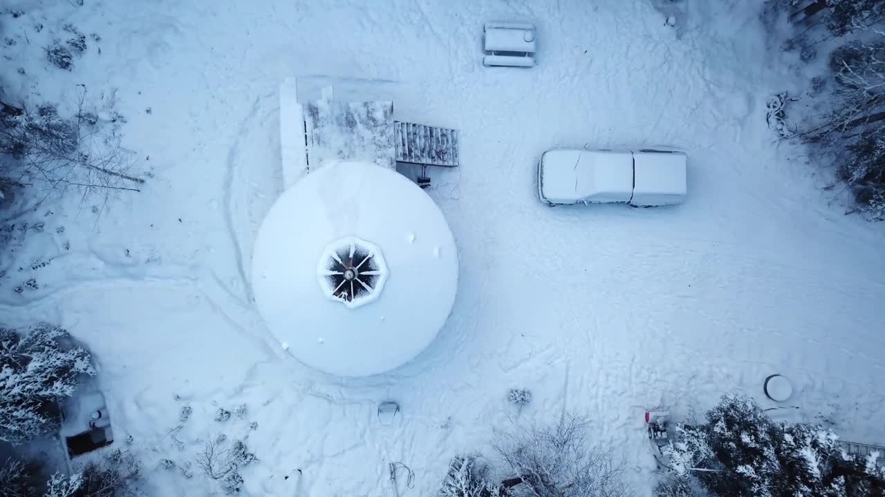 空中俯瞰，白雪覆盖的汽车在木屋外，在宁静的森林中，阿拉斯加的德纳里国家公园视频下载