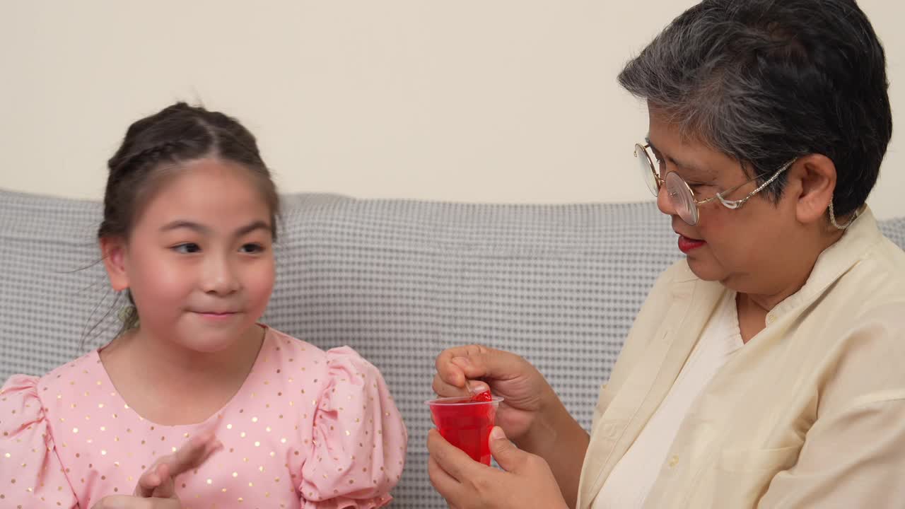 一个温暖的时刻，奶奶喂她的小孙女视频下载