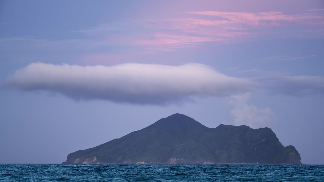 宁静的剪影:黄昏的海龟岛。视频素材