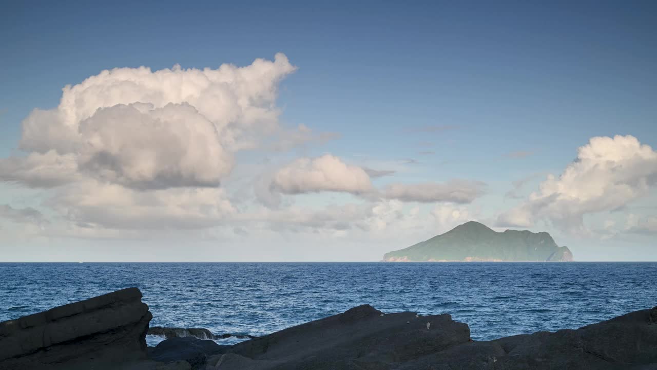 海龟岛在大洋彼岸的地平线上。视频素材