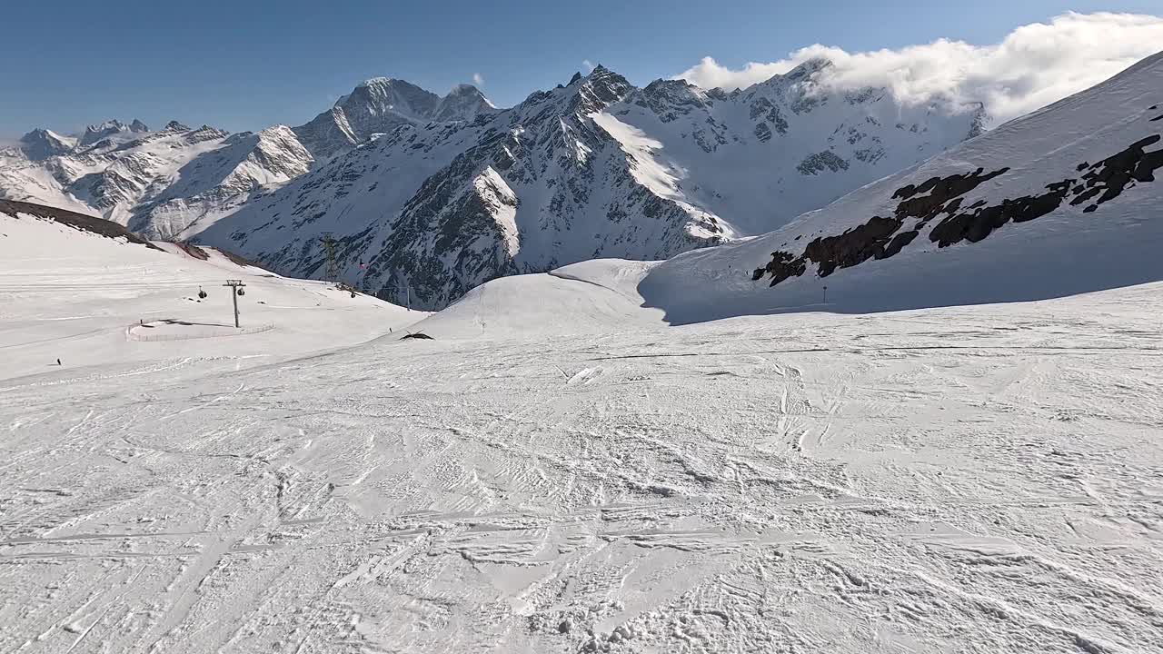 冬季雪山空坡道上的Pov运动滑雪视频下载