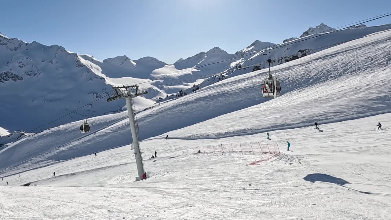 滑雪胜地的高山许多滑雪者在斜坡上滑雪视频下载