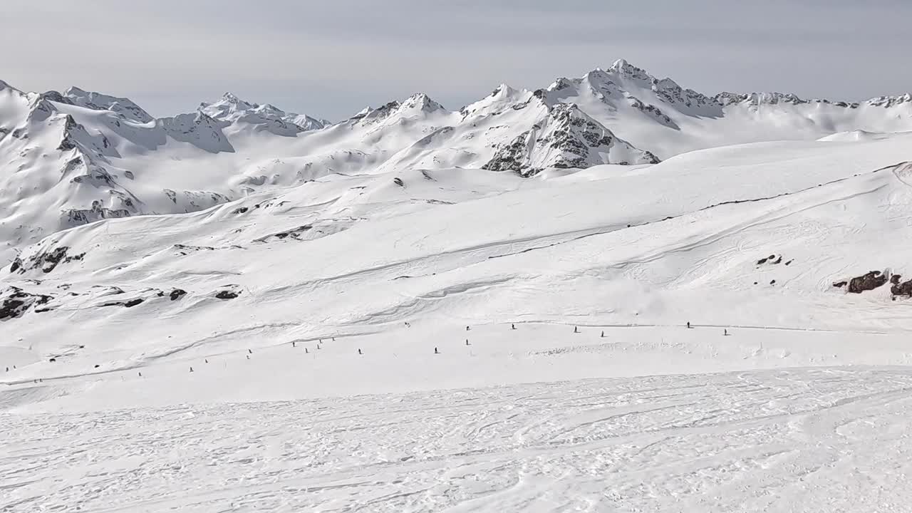 滑雪胜地的高山之旅许多滑雪者在斜坡上视频下载