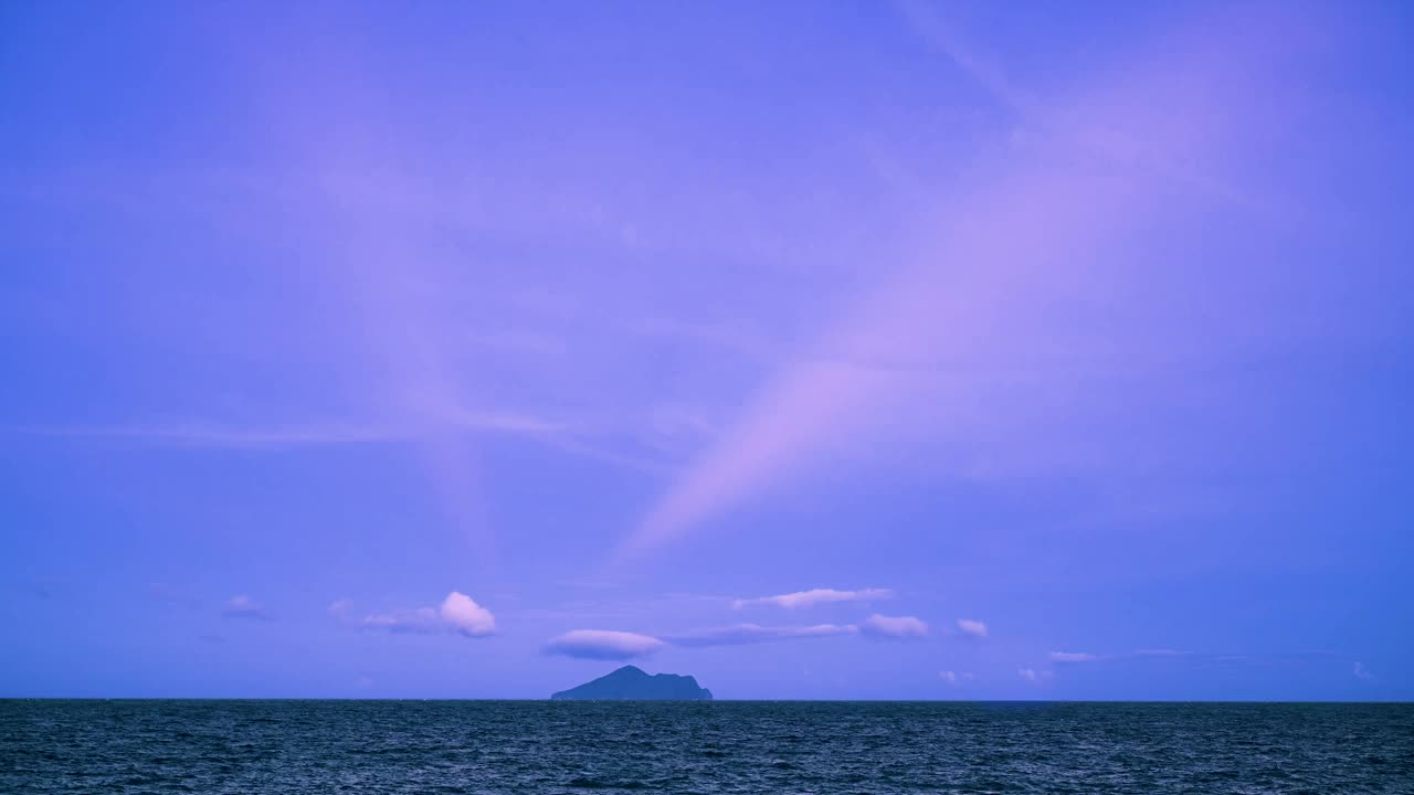 日落时的龟岛剪影。台湾宜兰县视频素材