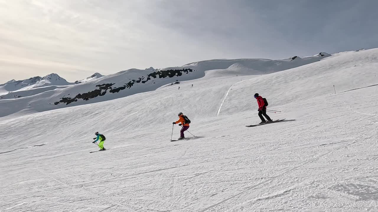 滑雪胜地的高山之旅许多滑雪者在斜坡上视频下载