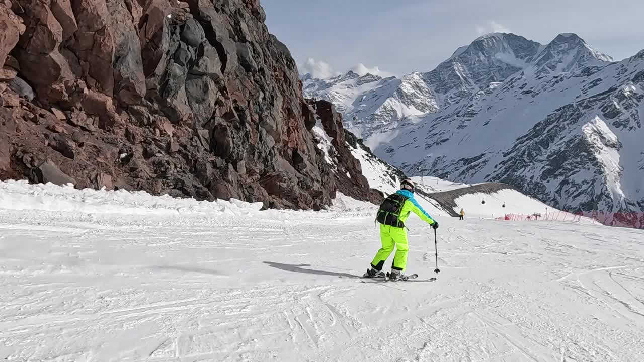 成熟的滑雪者冬季在高山的斜坡上进行速降滑雪视频素材