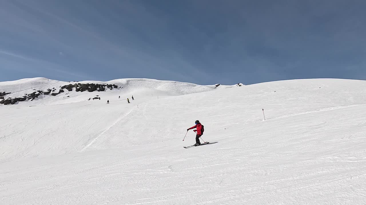 技巧滑雪者在速度骑雕刻滑雪板回转障碍山坡冬季视频下载