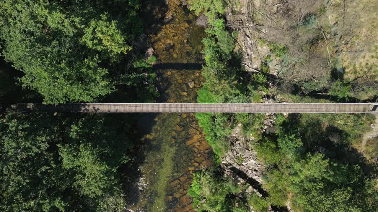 在西班牙蓬特维德拉的Poio, Pontevedra, Ponte Colgante de Calvelo吊桥俯瞰Rio leez。空中降拍视频下载