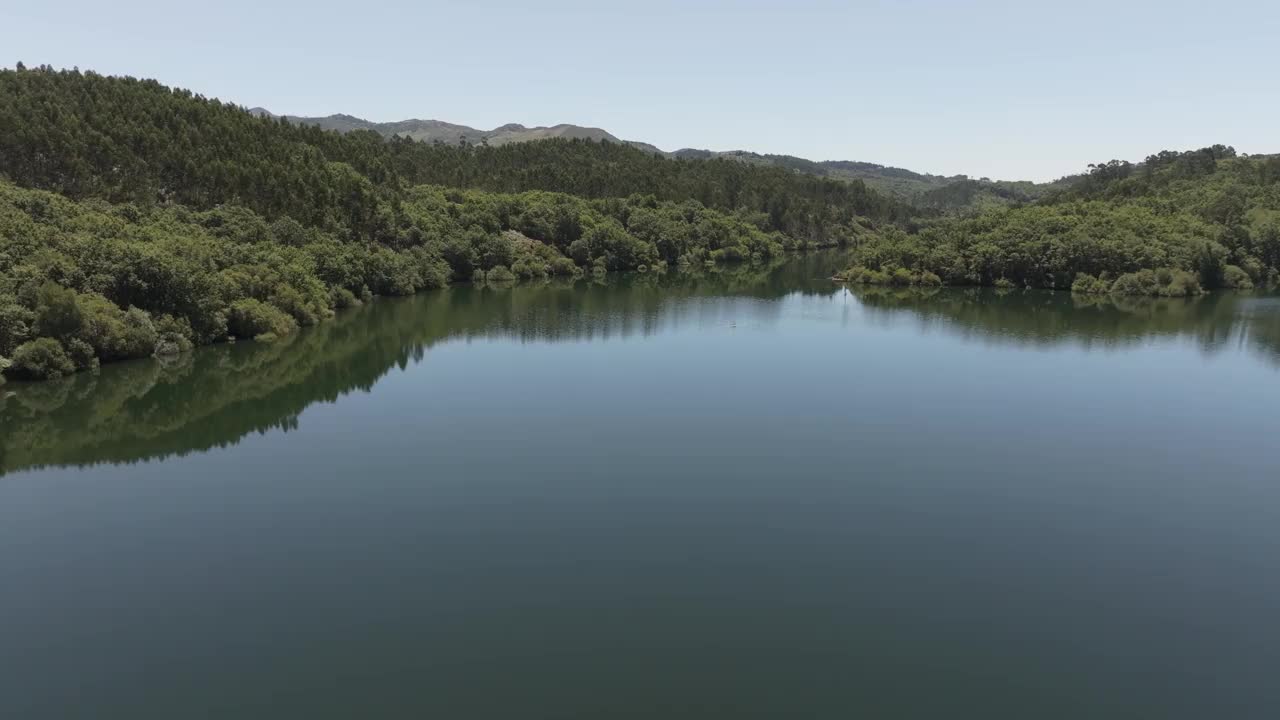 Encoro de Vilagudin水库在A Coruña日出，加利西亚，西班牙。空中拍摄视频下载