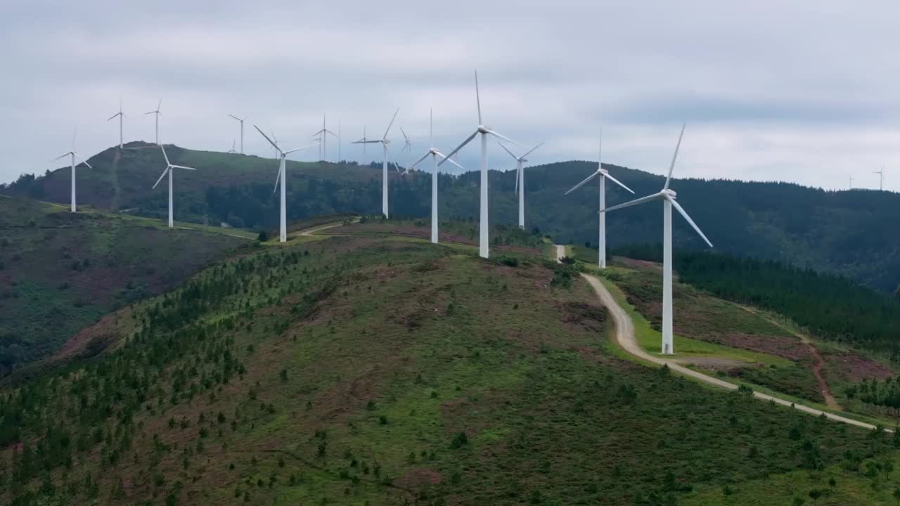 风力涡轮机定位在山顶上Eólico风力发电场在Ortegal, a Coruña，西班牙-空中无人机拍摄视频素材