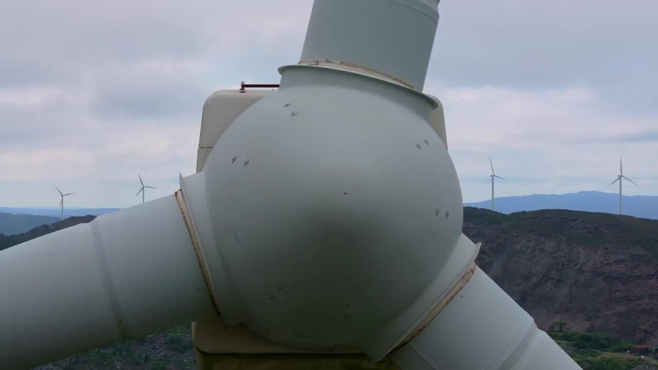 在Ortegal, A Coruña，西班牙的Eólico风电场沿山顶排列的风力涡轮机视图-空中回调拍摄视频素材