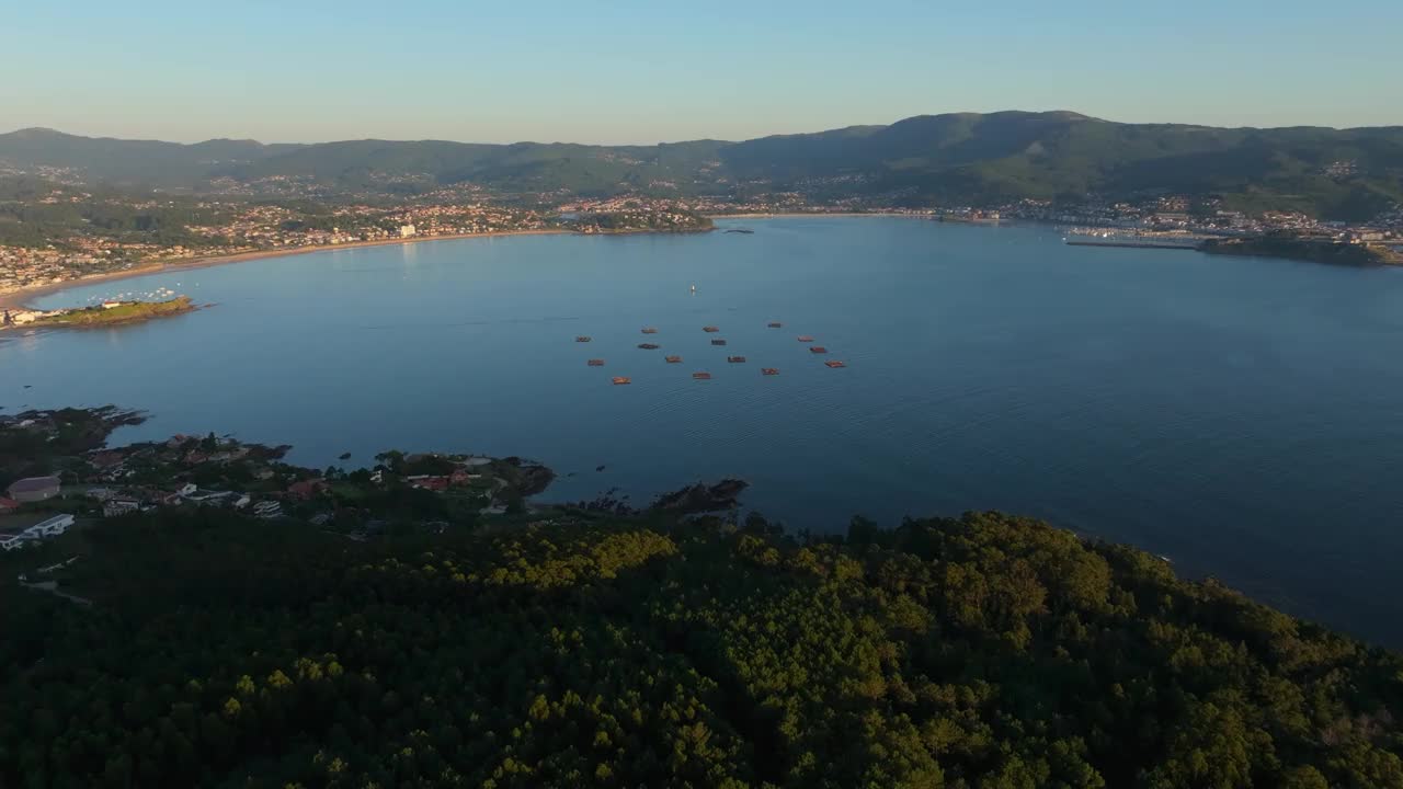 田园诗般的风景湖和山在尼格兰，西班牙-空中无人机拍摄视频下载