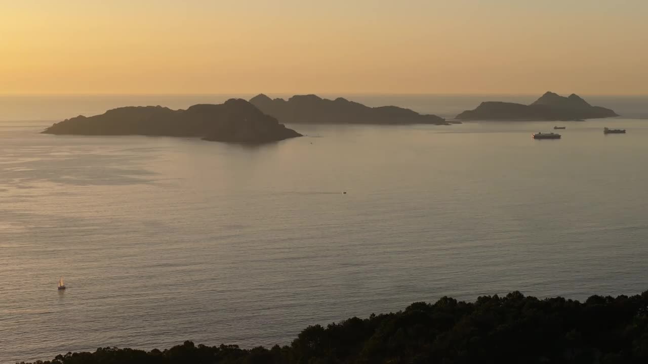 宁静的海景和岛屿日落在尼格兰，西班牙-航拍视频下载