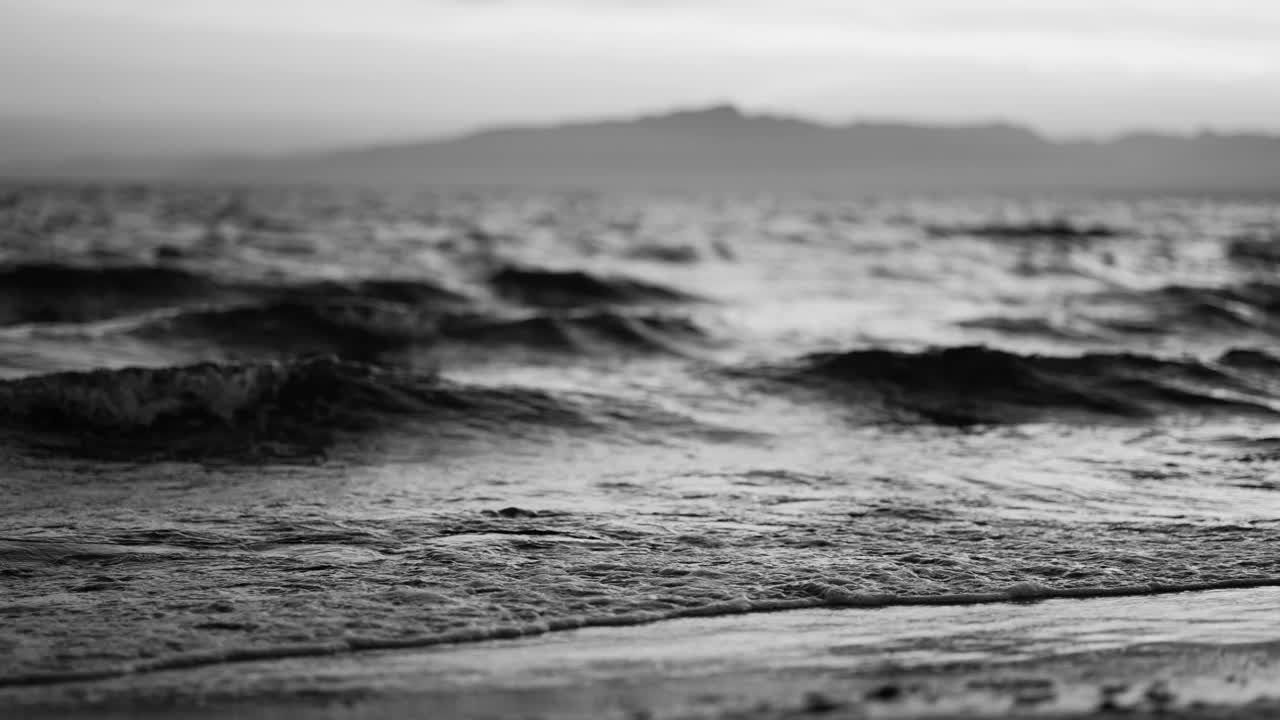 美丽的日落在海边与海浪的蓝色平静的水，海洋海岸与宁静放松的海浪，度假的概念视频下载